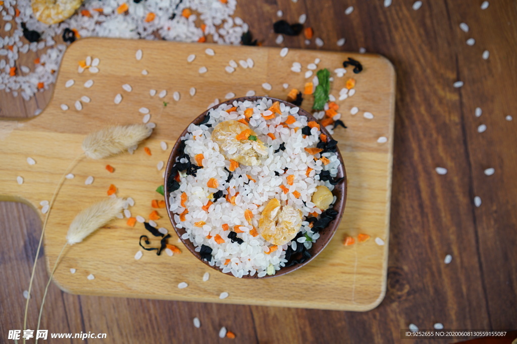 虾仁干贝蔬菜海鲜粥米摄影照片