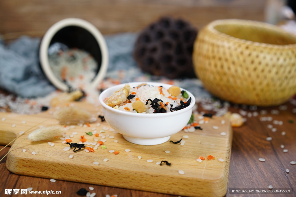 虾仁干贝蔬菜海鲜粥米摄影照片