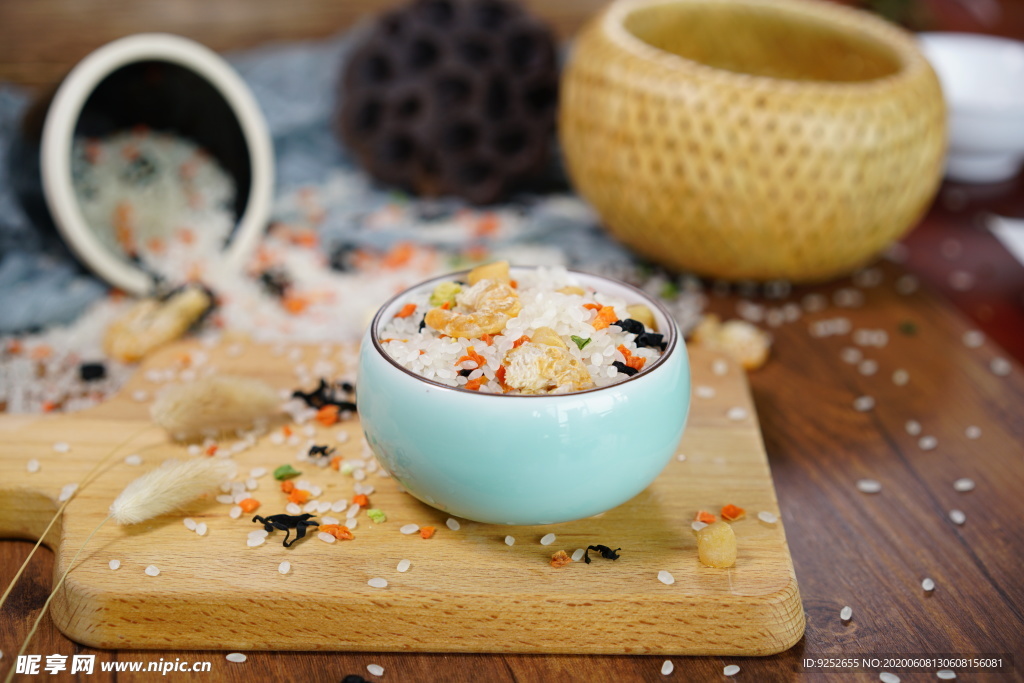 虾仁干贝蔬菜海鲜粥米摄影照片