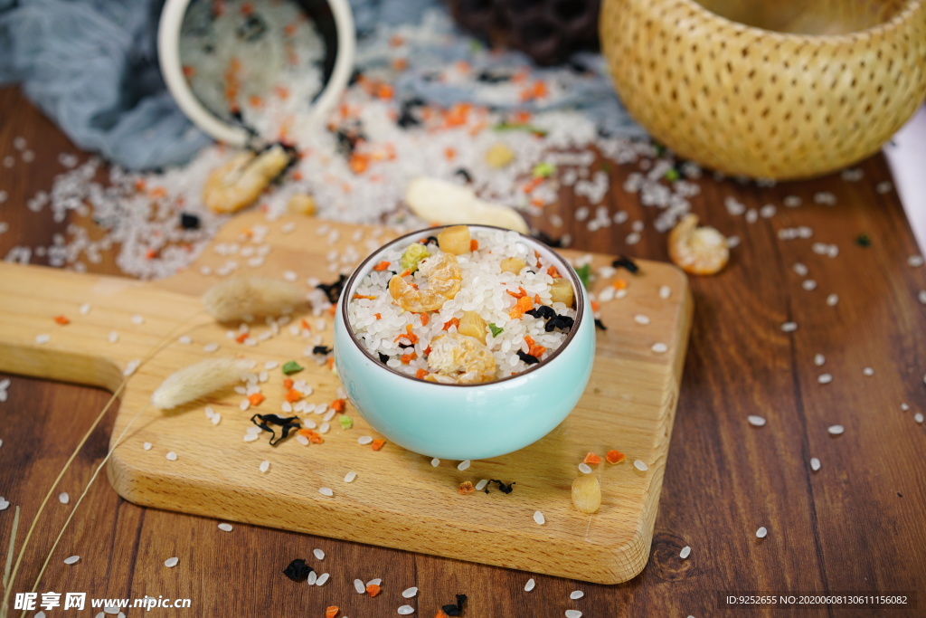 虾仁干贝蔬菜海鲜粥米摄影照片