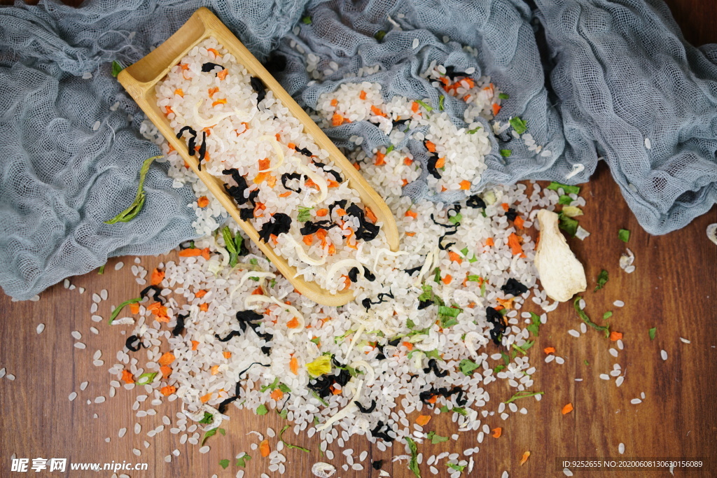 银鱼虾皮蔬菜海鲜粥米摄影照片