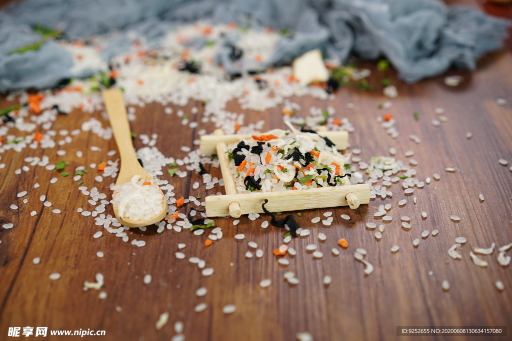 银鱼虾皮蔬菜海鲜粥米摄影照片