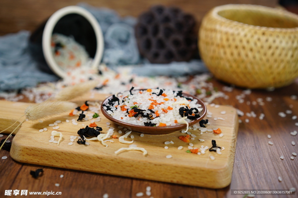 银鱼虾皮蔬菜海鲜粥米摄影照片