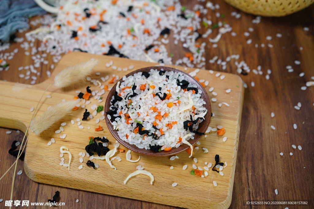 银鱼虾皮蔬菜海鲜粥米摄影照片