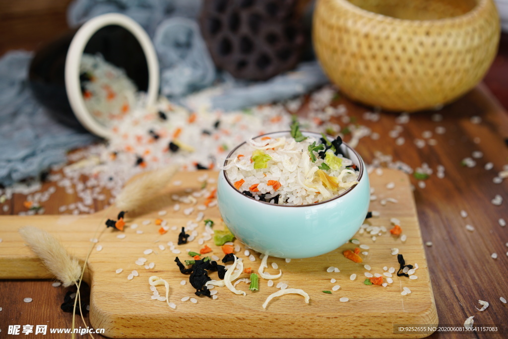 银鱼虾皮蔬菜海鲜粥米摄影照片