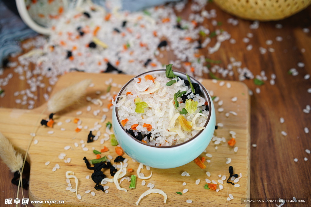 银鱼虾皮蔬菜海鲜粥米摄影照片