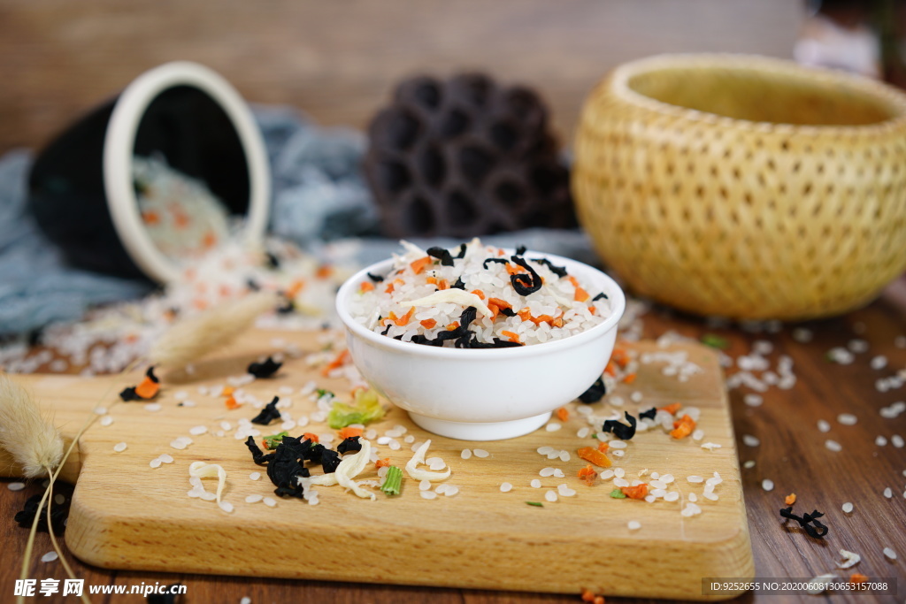 银鱼虾皮蔬菜海鲜粥米摄影照片