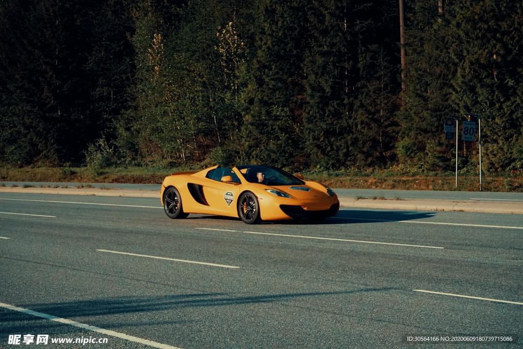 跑车豪车轿车街道城市建筑