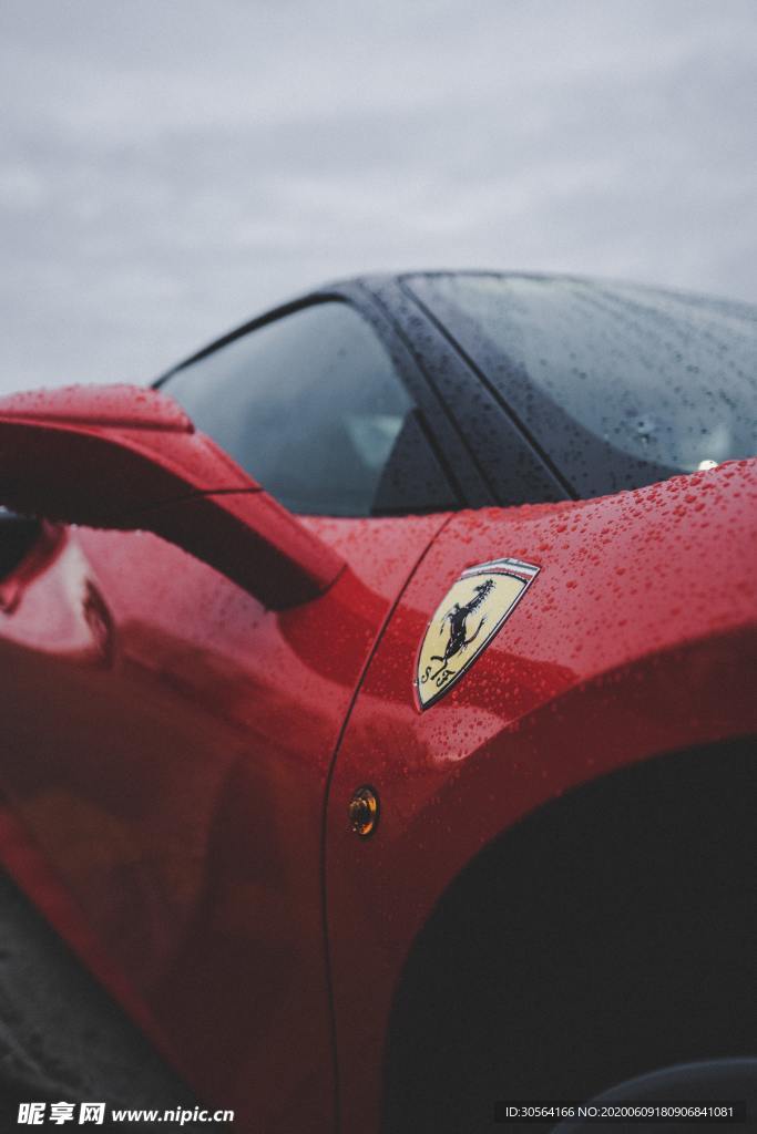 法拉利跑车豪车标志雨天背景
