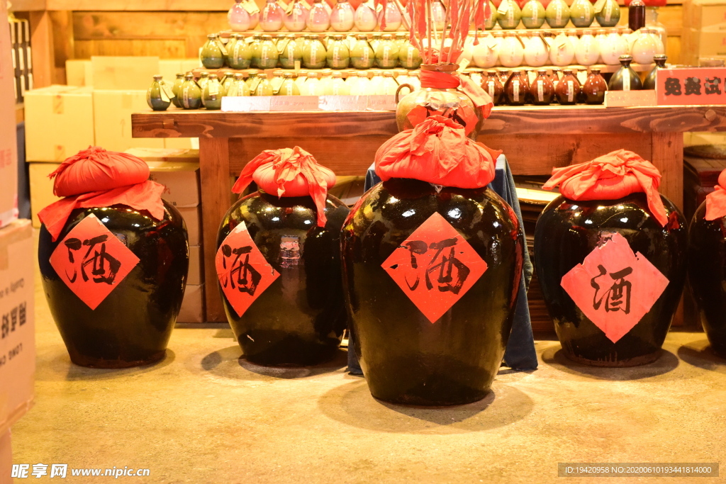 酒坛藏酒