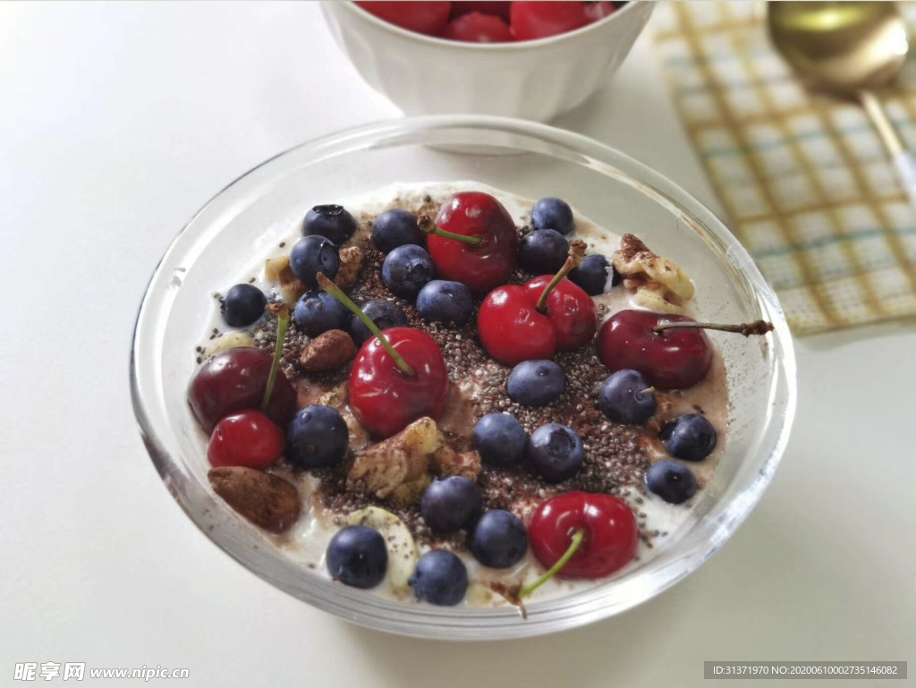 樱桃蓝莓坚果酸奶捞