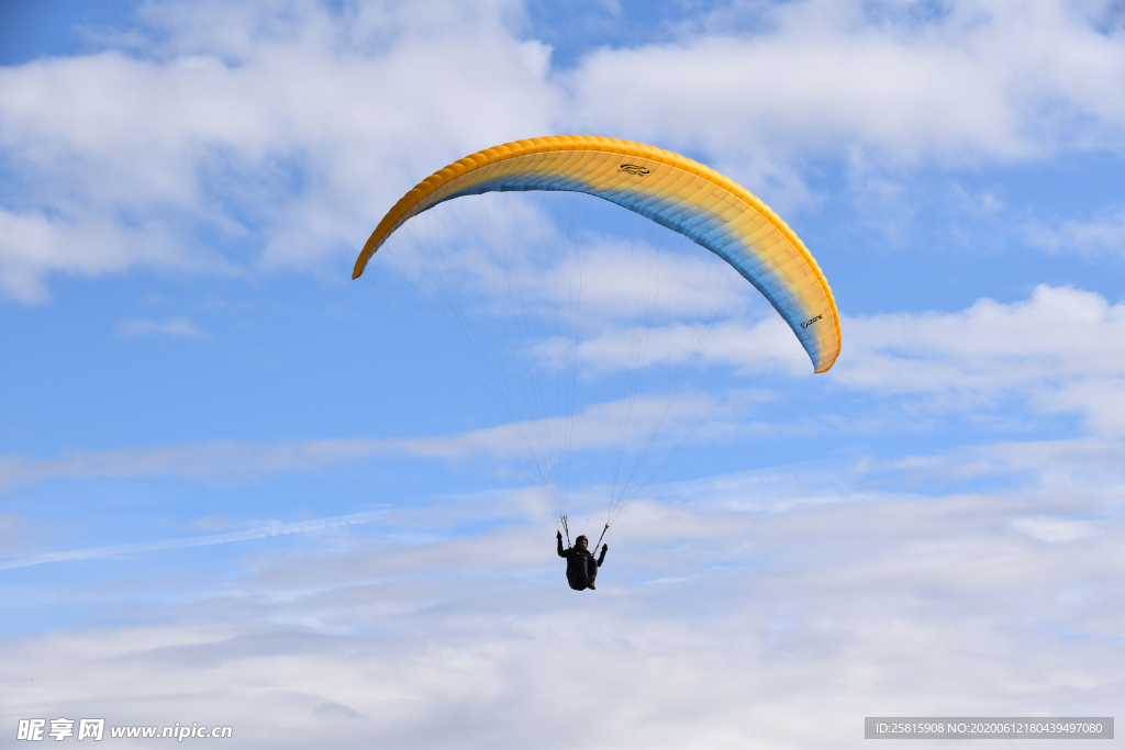 滑翔伞跳伞飞行图片