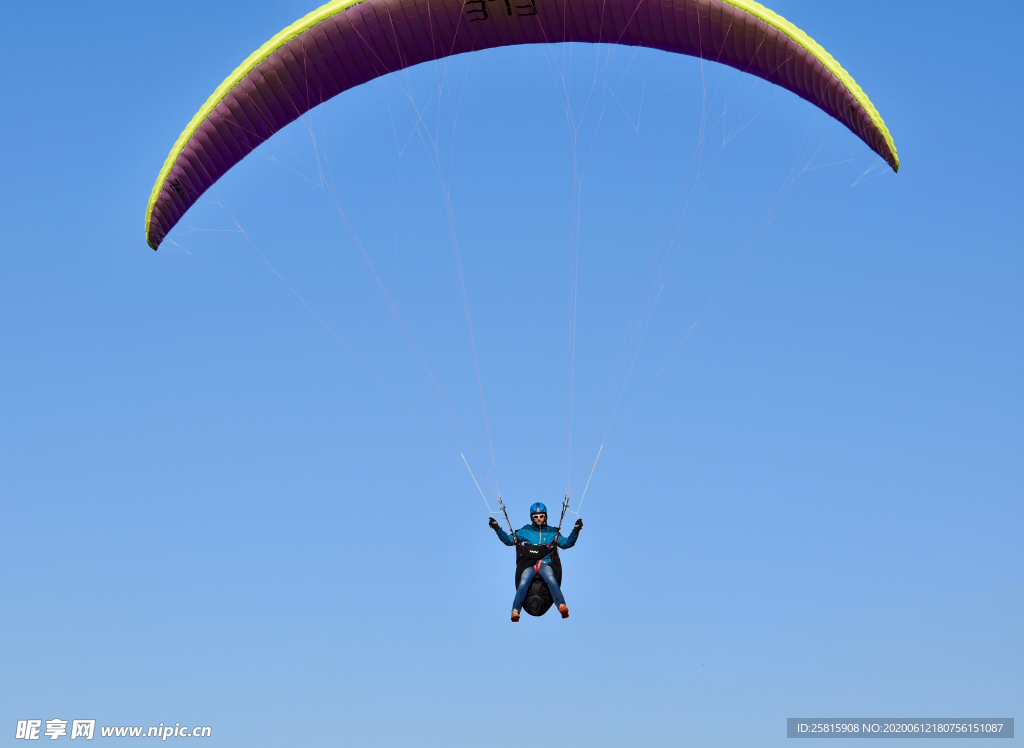 滑翔伞跳伞飞行图片