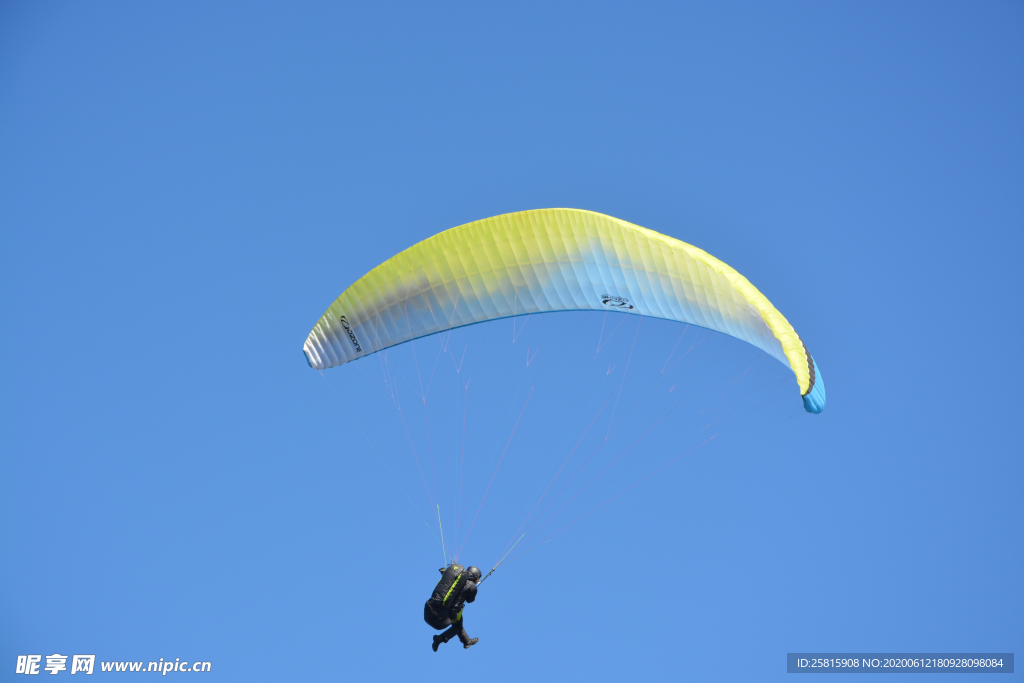 滑翔伞跳伞飞行图片