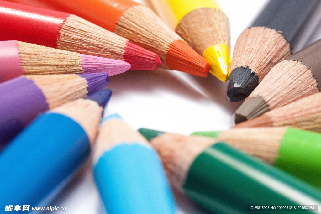 彩色铅笔摆设图片