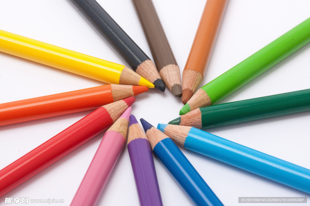 彩色铅笔摆设图片