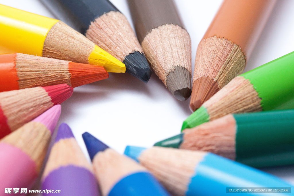 彩色铅笔摆设图片