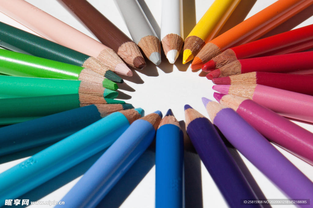 彩色铅笔摆设图片