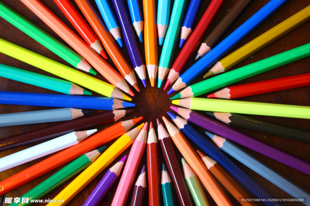 彩色铅笔摆设图片