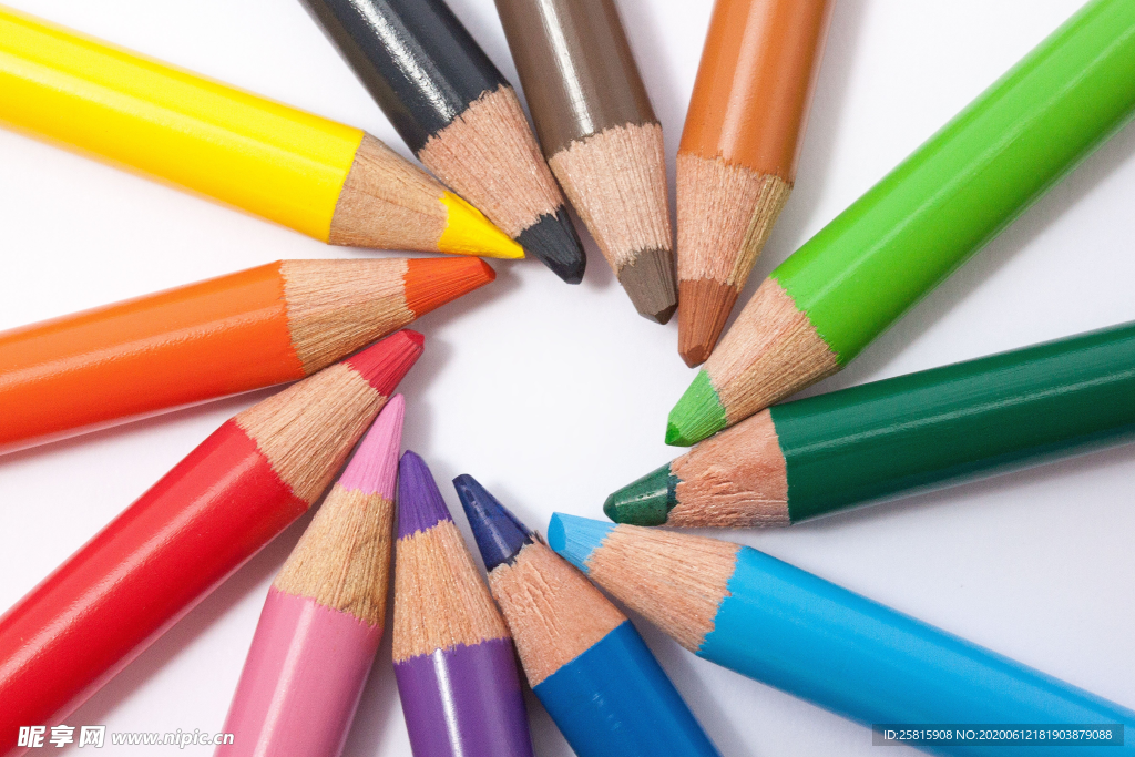 彩色铅笔摆设图片