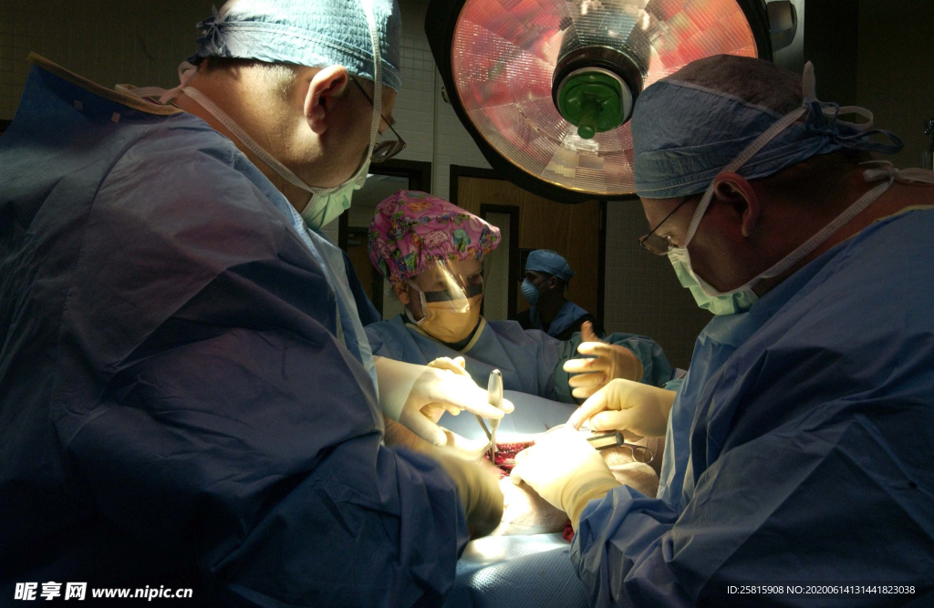 手术室手术台医护图片