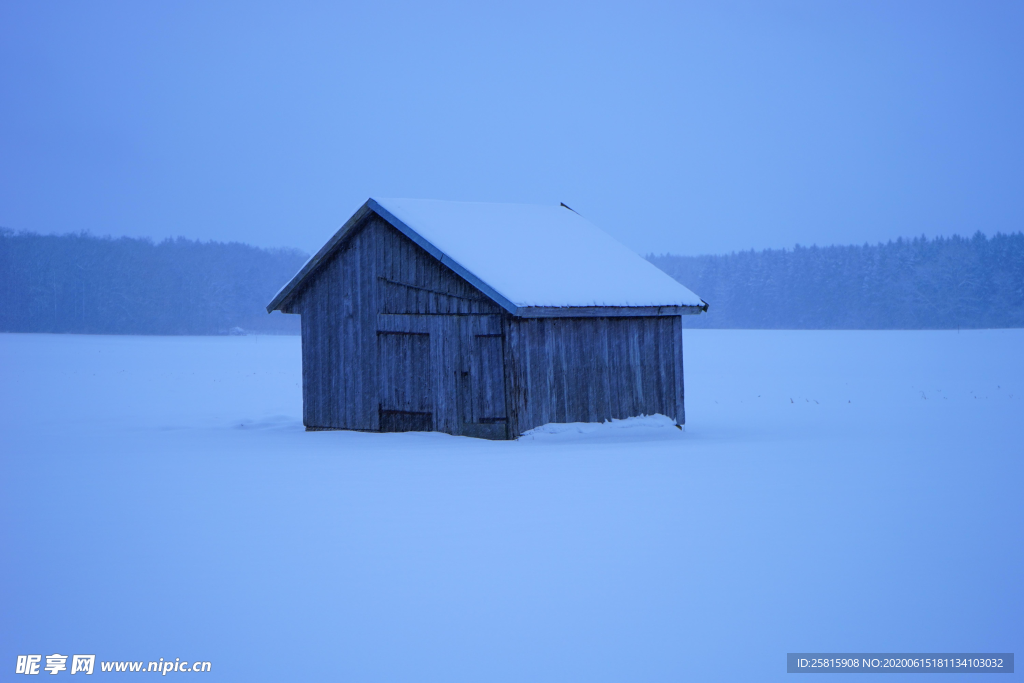雪中木屋林间小屋图片