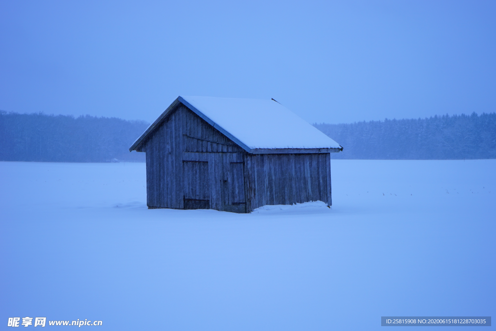 雪中木屋林间小屋图片