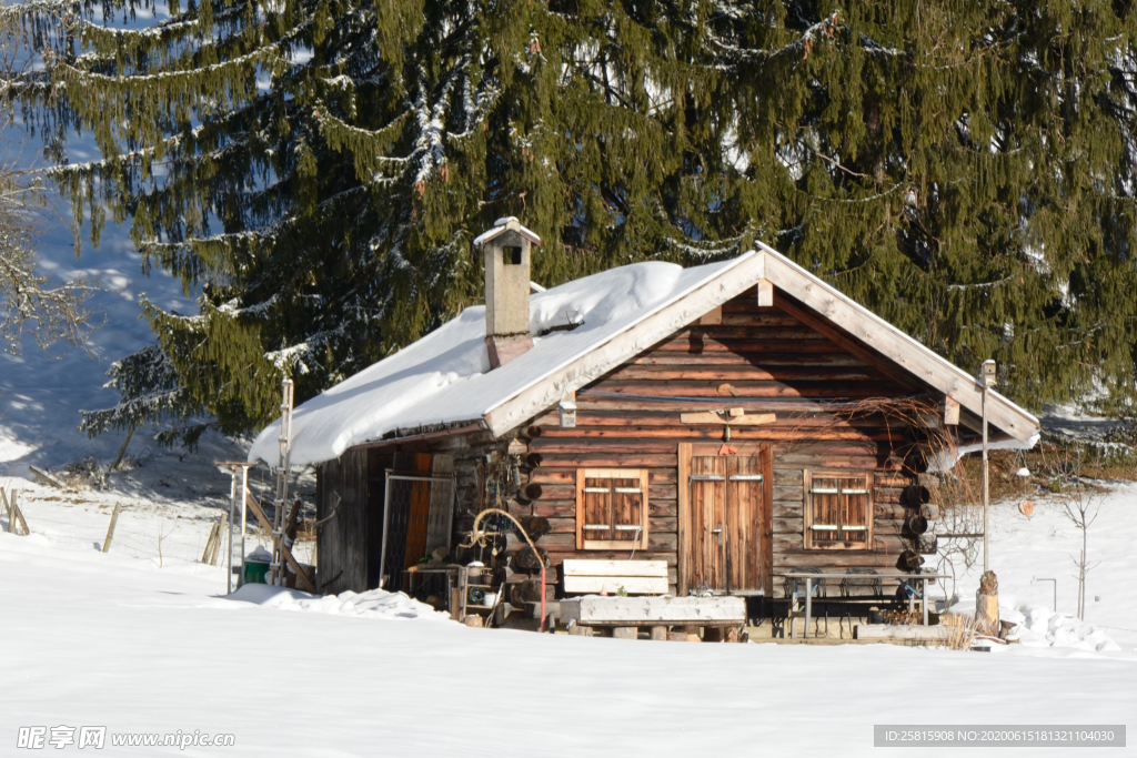 雪中木屋林间小屋图片