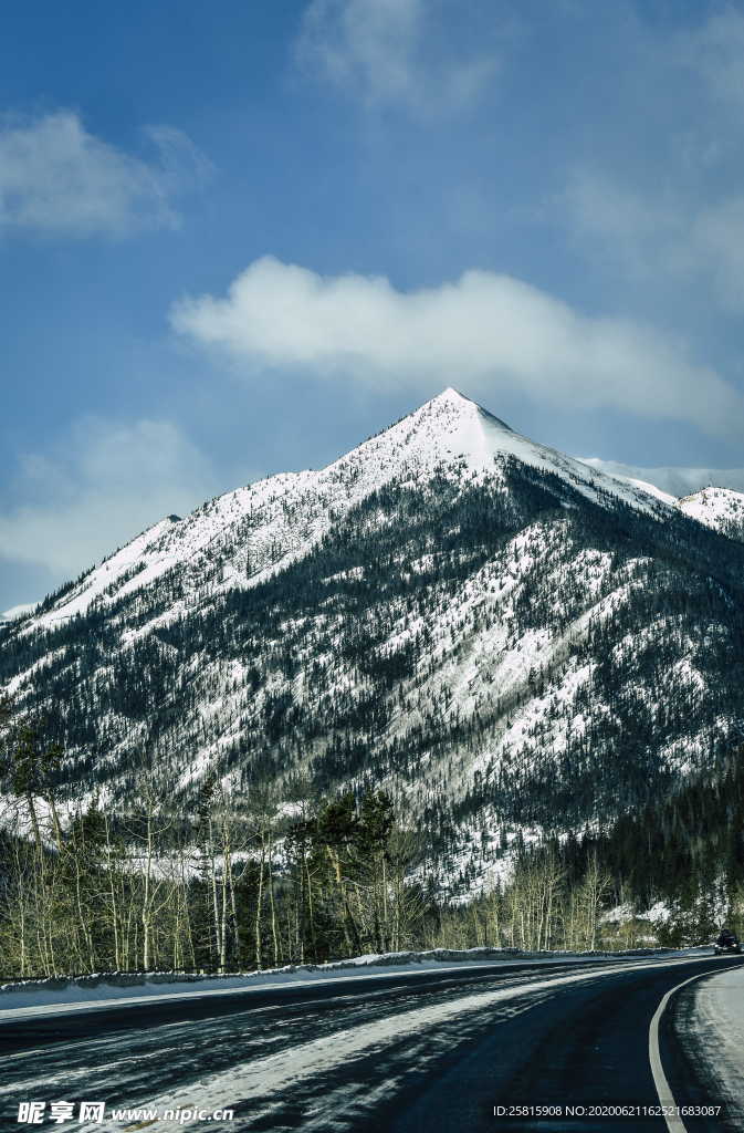 山路 土路 栏杆 中午 进山