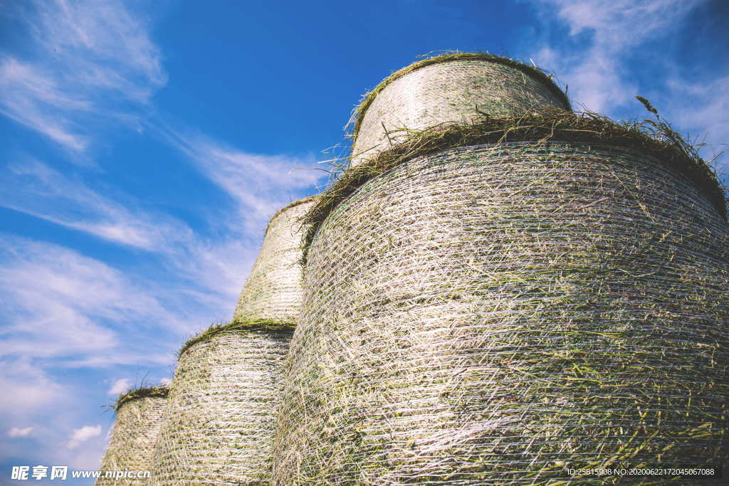 草垛麦草垛稻草垛图片