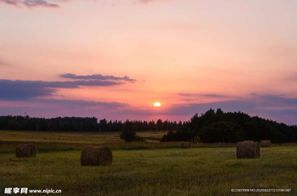 草垛麦草垛稻草垛图片