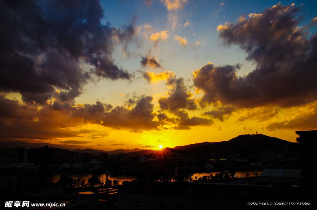 山川剪影风景图片
