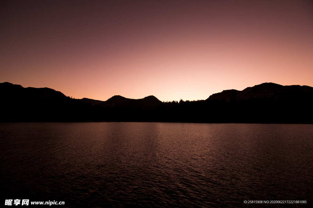 山川剪影风景图片