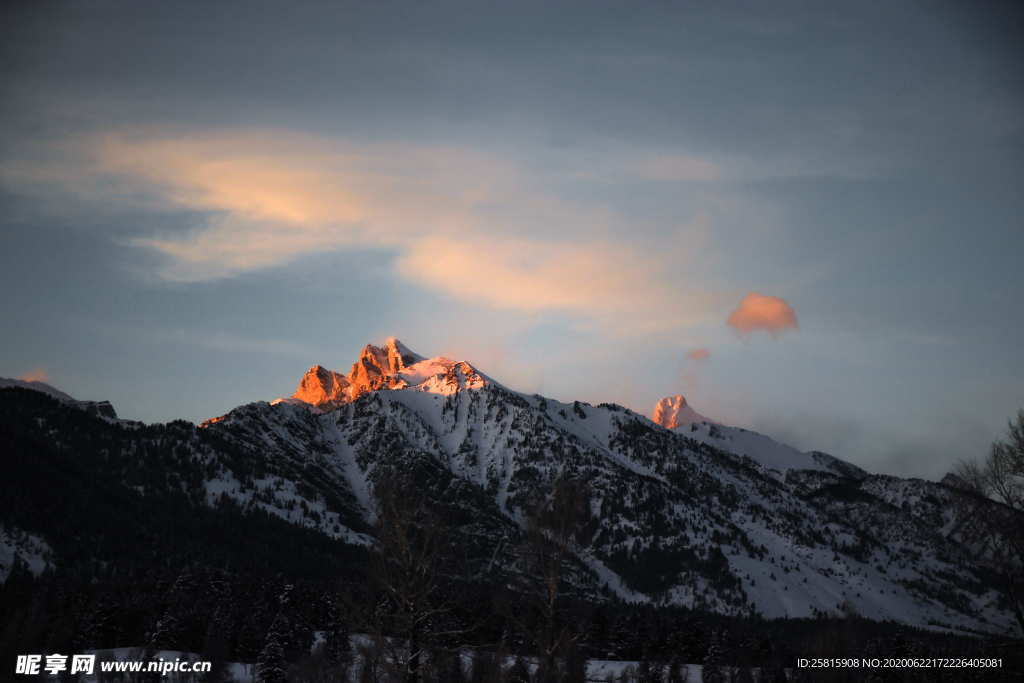 山川剪影风景图片