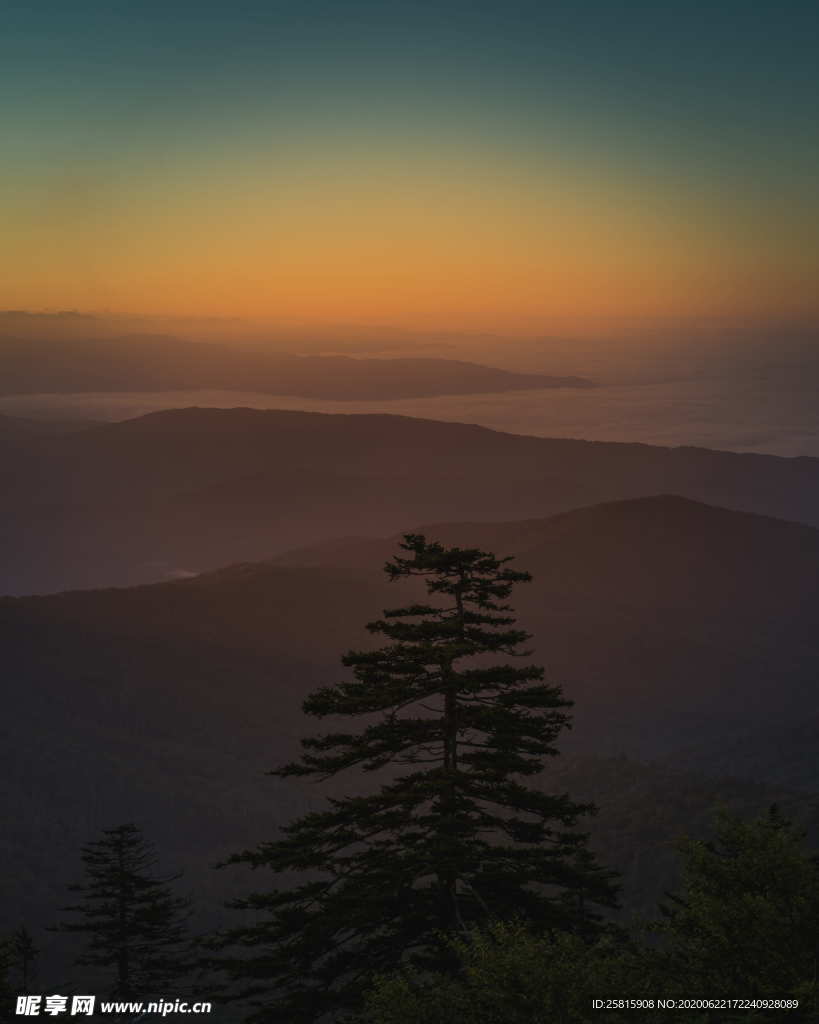 山川剪影风景图片