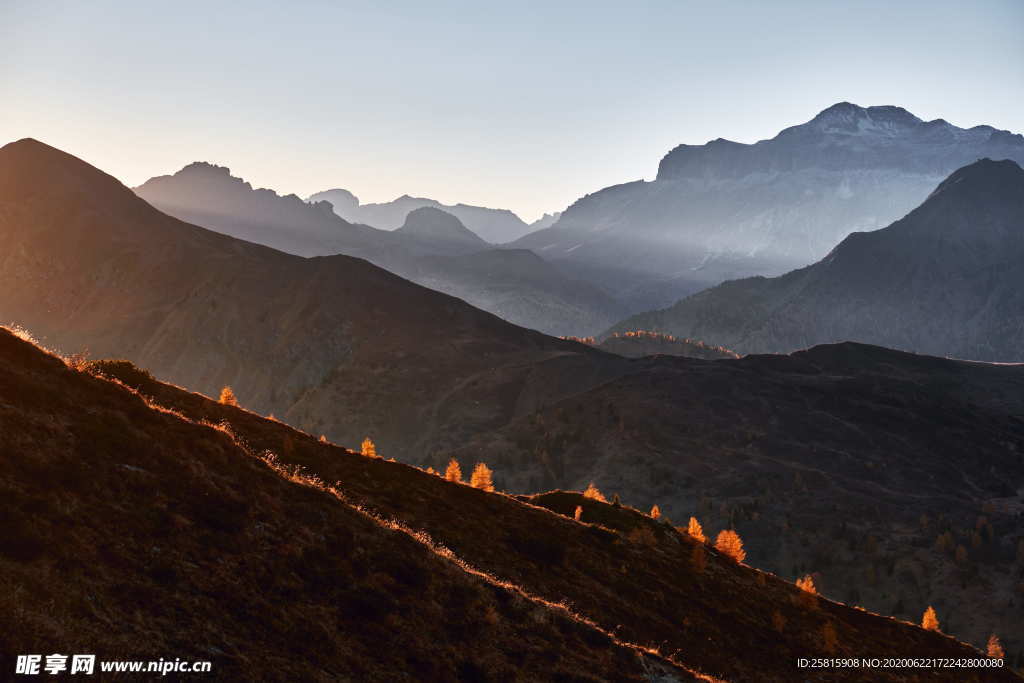 山川剪影风景图片