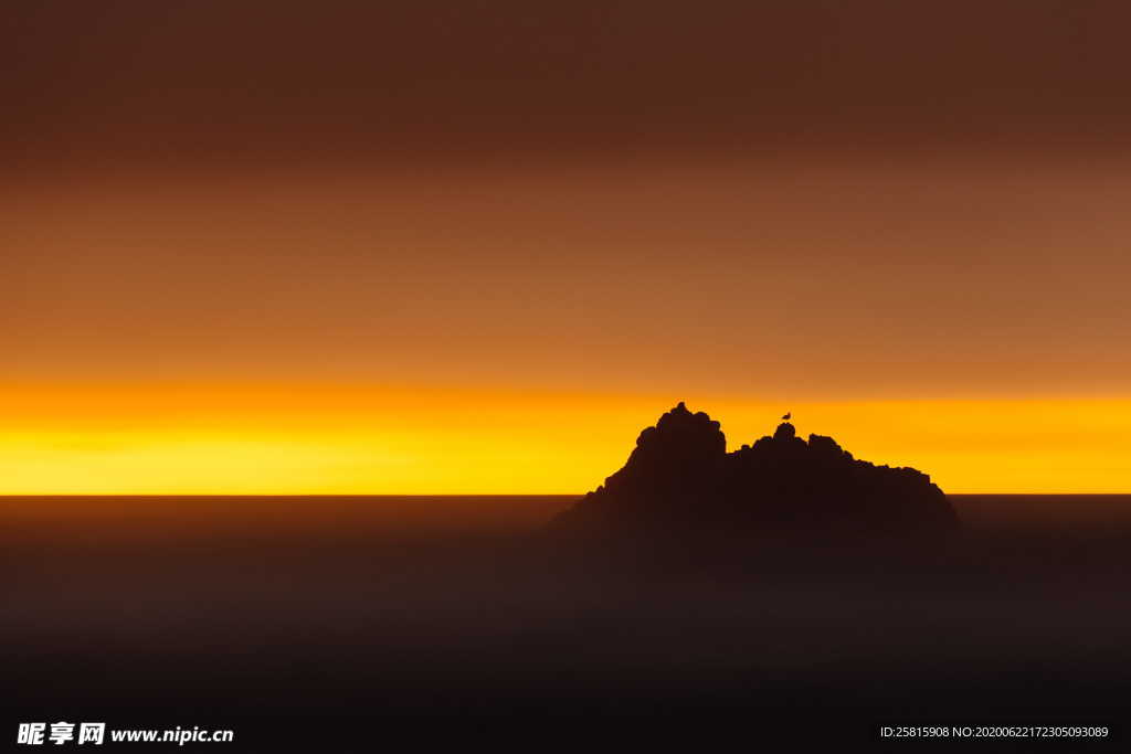 山川剪影风景图片