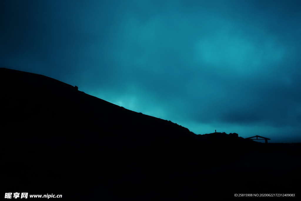 山川剪影风景图片