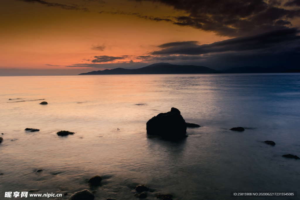 山川剪影风景图片