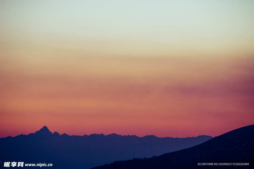 山川剪影风景图片