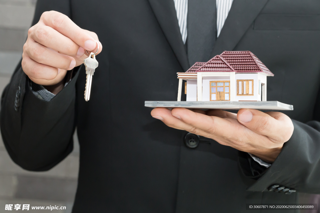 手捧房子
