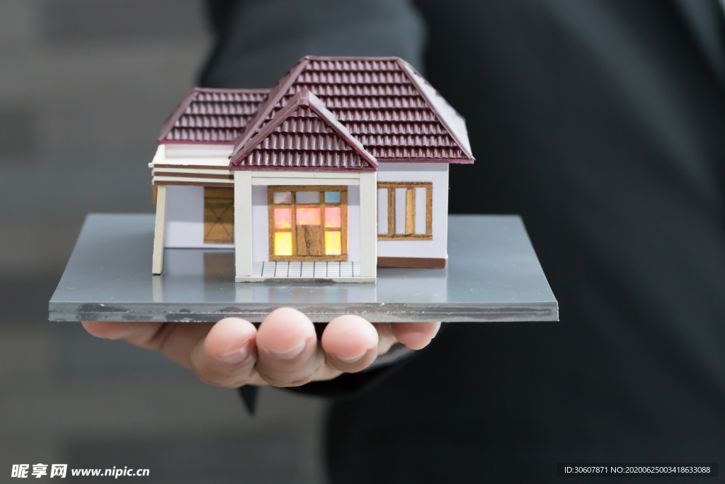 手捧房子