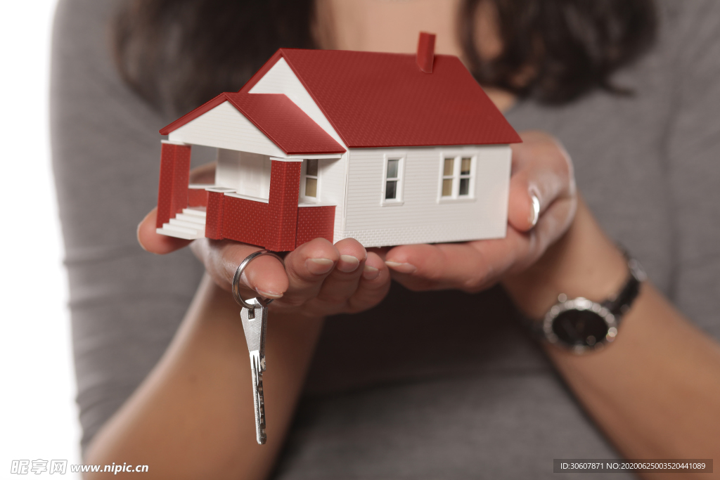 手捧房子