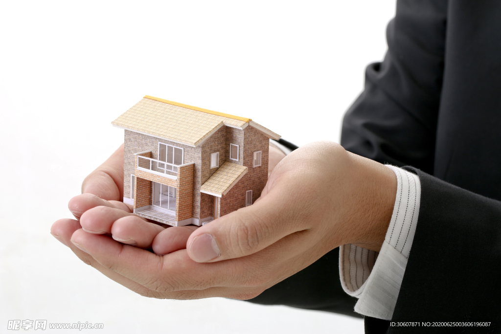 手捧房子