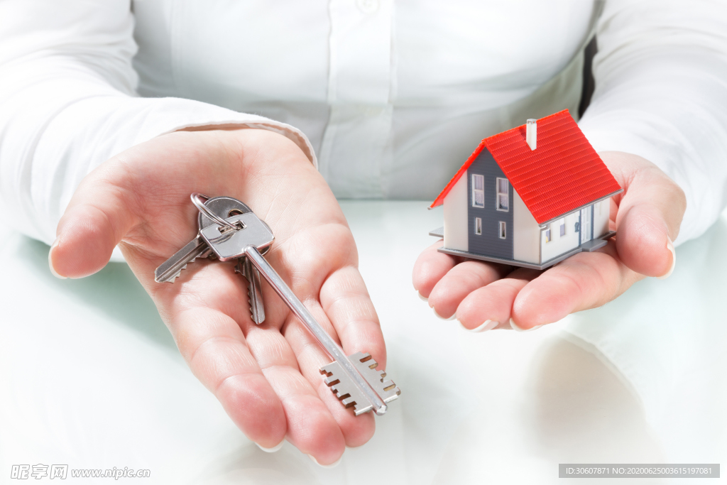 手捧房子