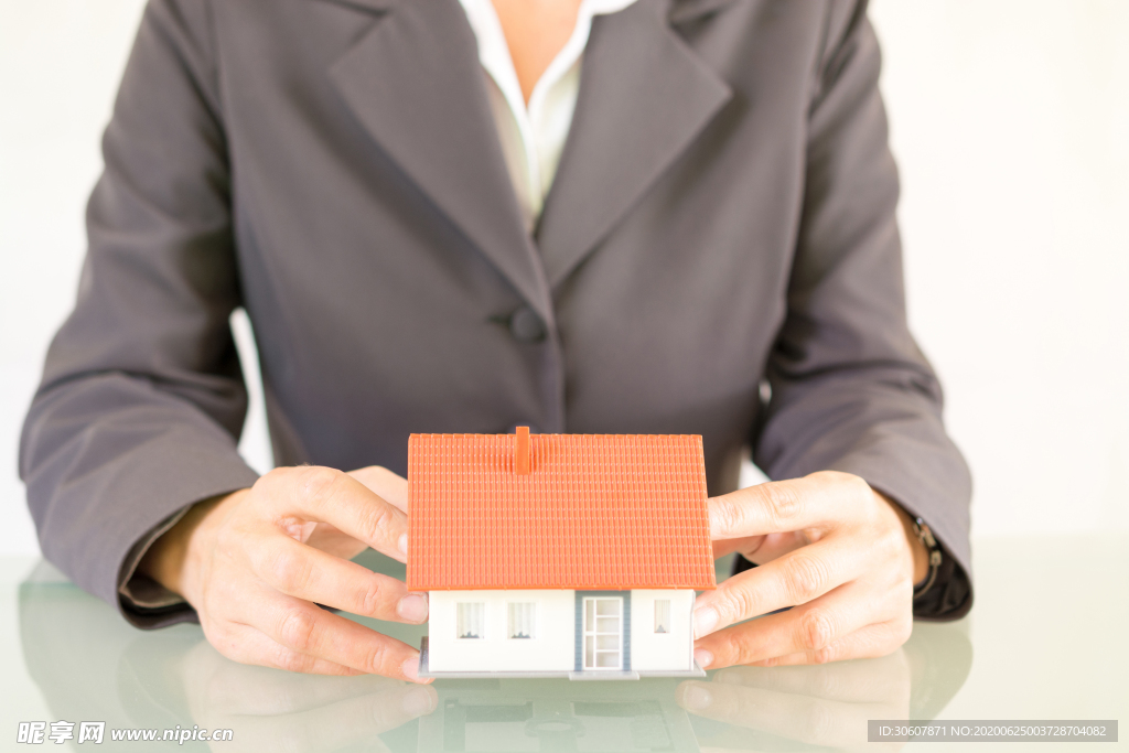 手捧房子