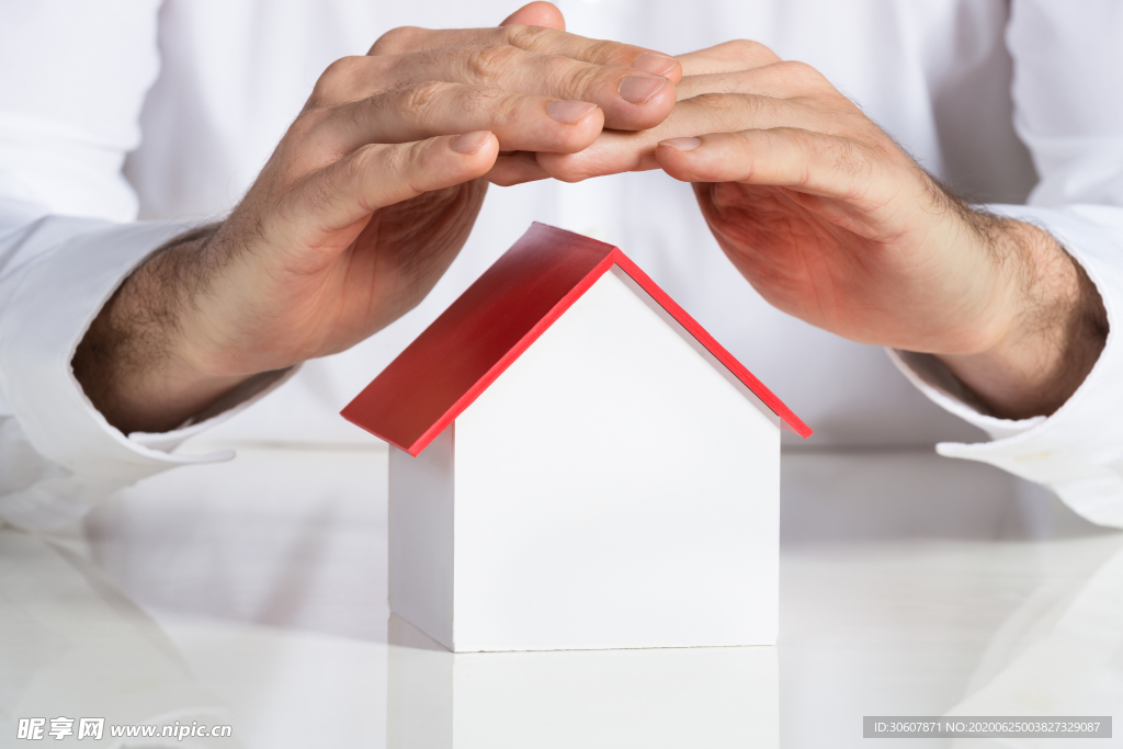 手捧房子