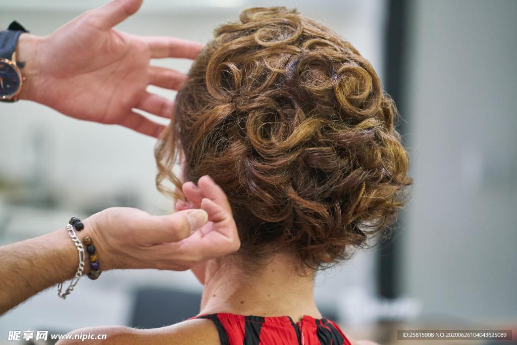 发辫扎头发美发图片