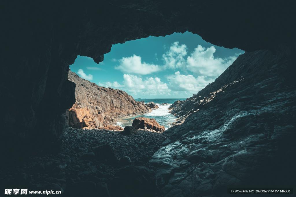 海边岩洞