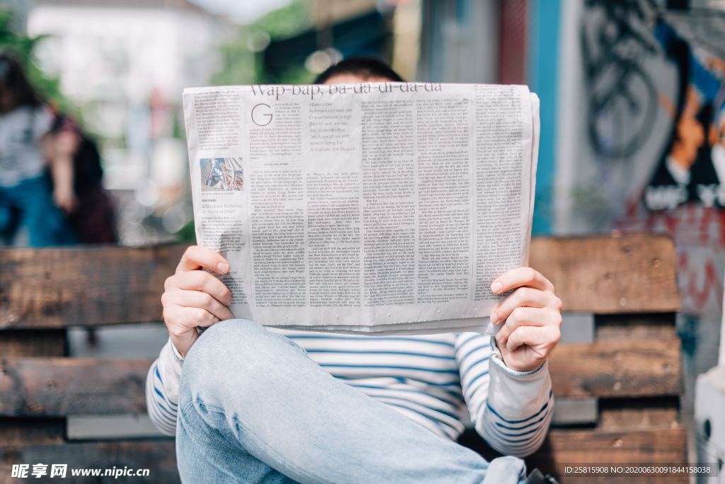 看报阅读图片